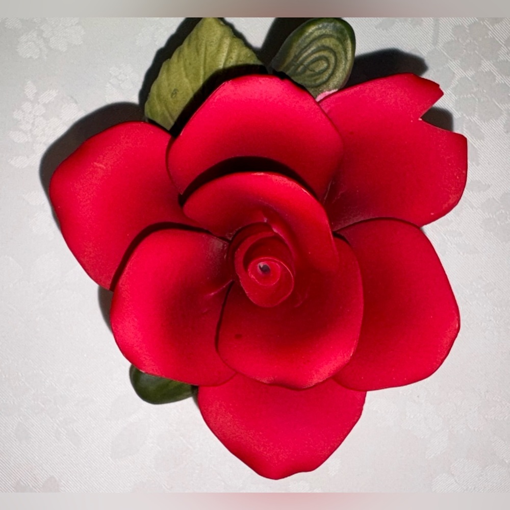 GUC Lifelike Red Rose Sculpture w Greenery